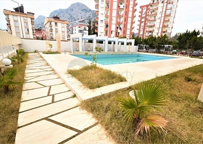 مجمع سكني بشقق مختلفة في أنطاليا