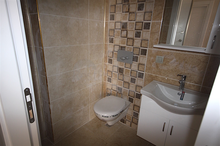 مجمع عصري حديث يحتوي على شقق بتصاميم مختلفة في أنطاليا