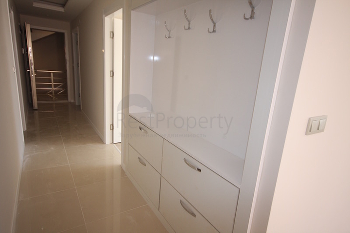 مجمع عصري حديث يحتوي على شقق بتصاميم مختلفة في أنطاليا