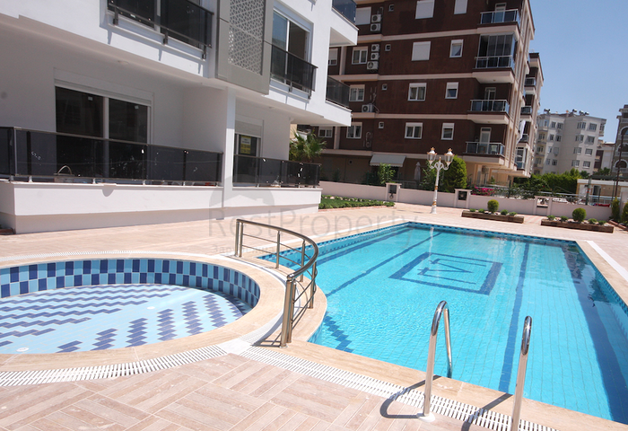 مجمع عصري حديث يحتوي على شقق بتصاميم مختلفة في أنطاليا