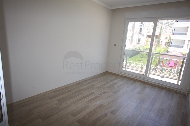 مجمع عصري حديث يحتوي على شقق بتصاميم مختلفة في أنطاليا