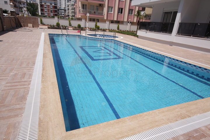 مجمع عصري حديث يحتوي على شقق بتصاميم مختلفة في أنطاليا