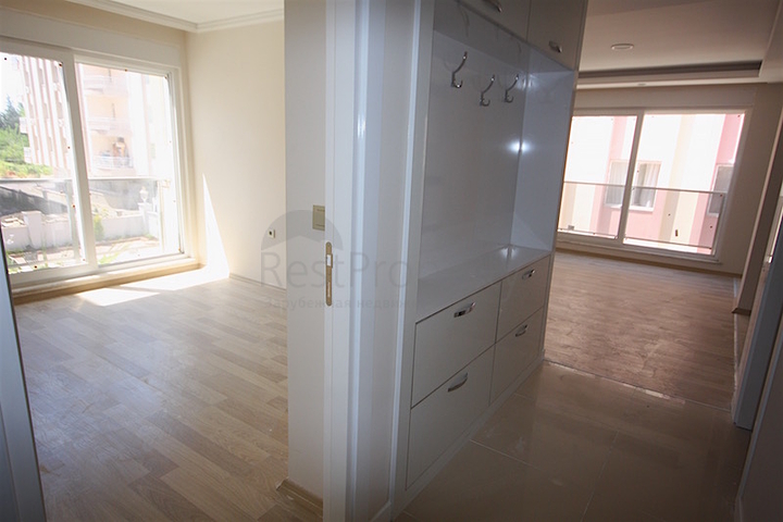 مجمع عصري حديث يحتوي على شقق بتصاميم مختلفة في أنطاليا