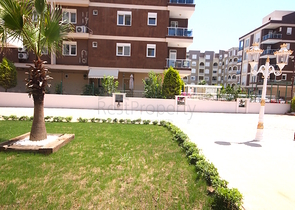 مجمع عصري حديث يحتوي على شقق بتصاميم مختلفة في أنطاليا