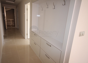 مجمع عصري حديث يحتوي على شقق بتصاميم مختلفة في أنطاليا