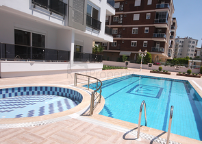 مجمع عصري حديث يحتوي على شقق بتصاميم مختلفة في أنطاليا