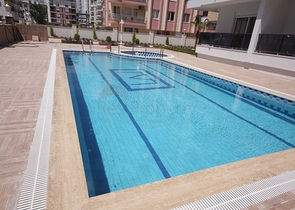 مجمع عصري حديث يحتوي على شقق بتصاميم مختلفة في أنطاليا