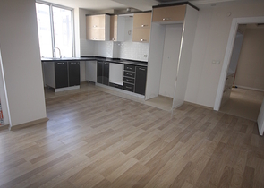 مجمع عصري حديث يحتوي على شقق بتصاميم مختلفة في أنطاليا