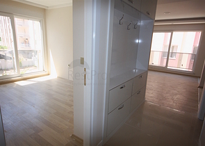 مجمع عصري حديث يحتوي على شقق بتصاميم مختلفة في أنطاليا