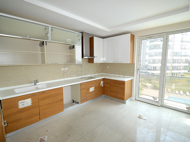 أحد افخم المجمعات في أنطاليا على البحر مباشرة