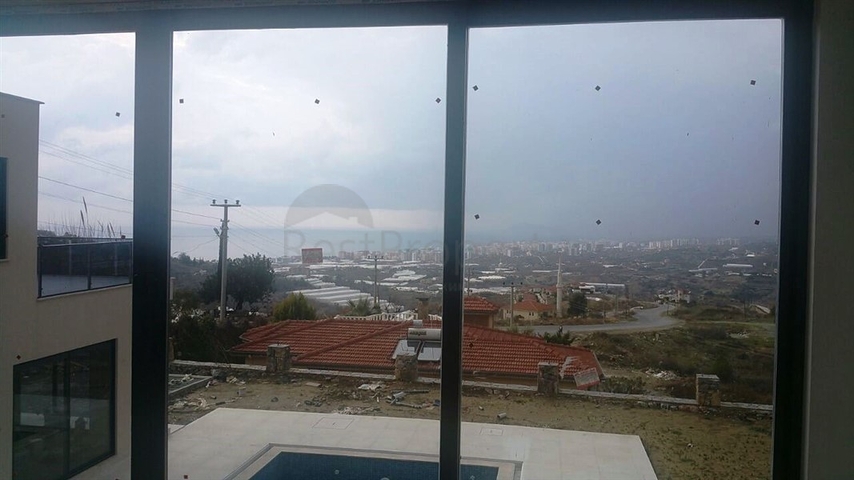 فيلا فاخرة بأربع غرف نوم في الانيا