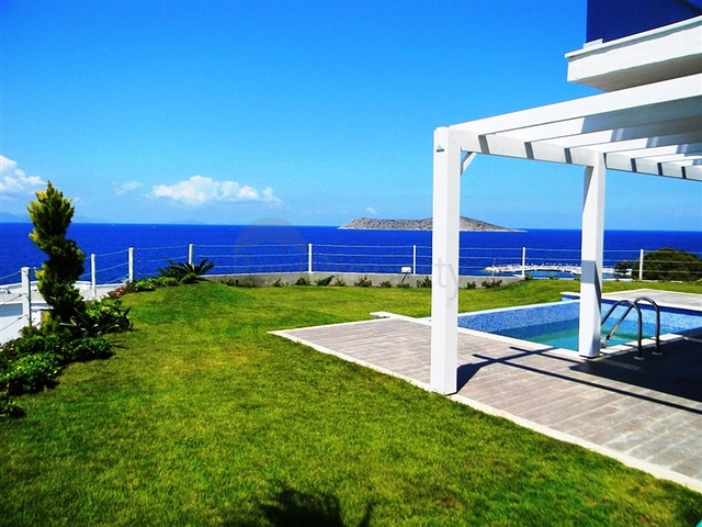 فيلا فاخرة على البحر