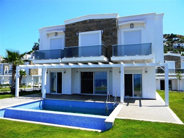 فيلا فاخرة على البحر