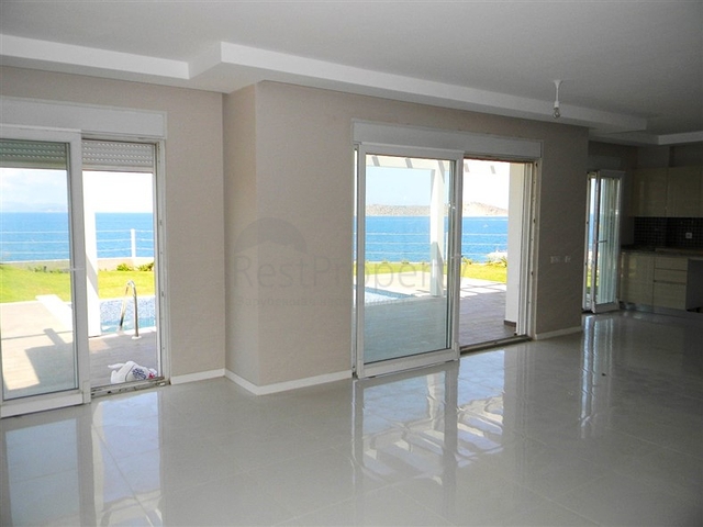 فيلا فاخرة على البحر