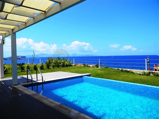 فيلا فاخرة على البحر