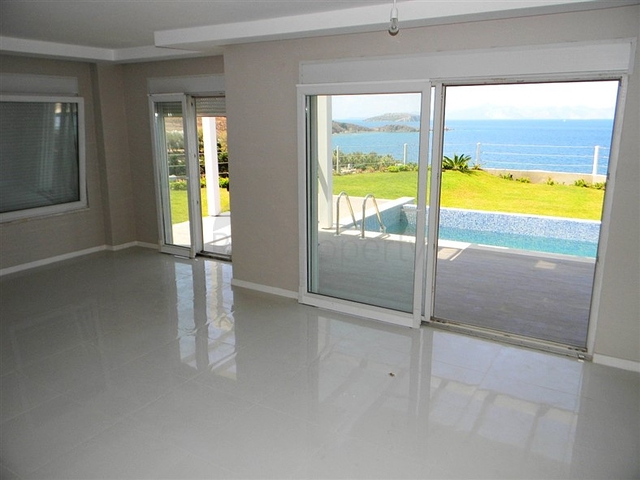 فيلا فاخرة على البحر