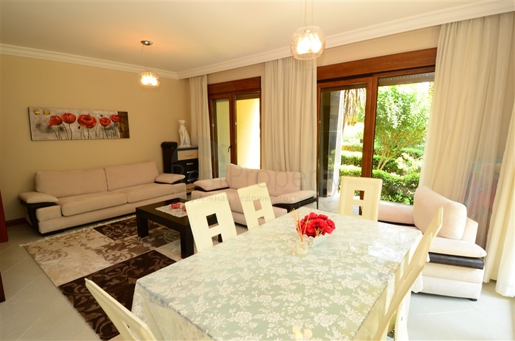 شقة مع حديقة في مجمع مميز على البحر