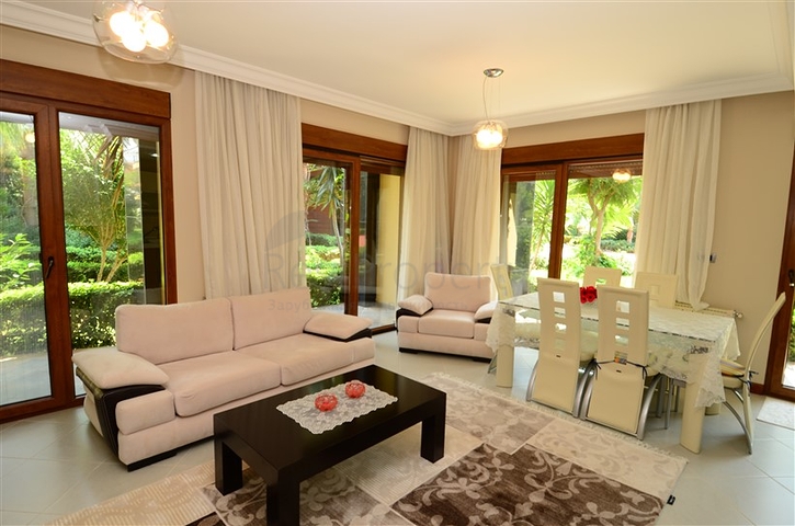 شقة مع حديقة في مجمع مميز على البحر