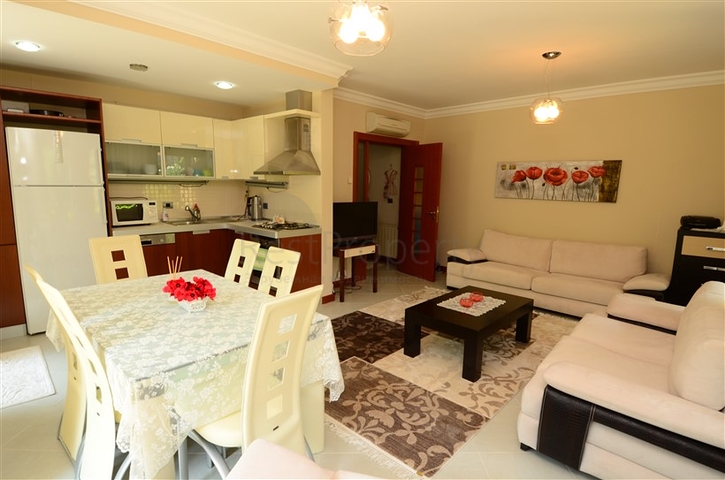 شقة مع حديقة في مجمع مميز على البحر