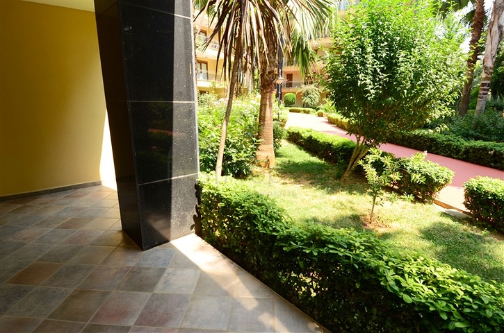 شقة مع حديقة في مجمع مميز على البحر