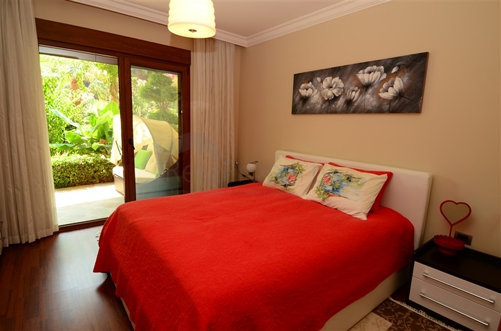 شقة مع حديقة في مجمع مميز على البحر