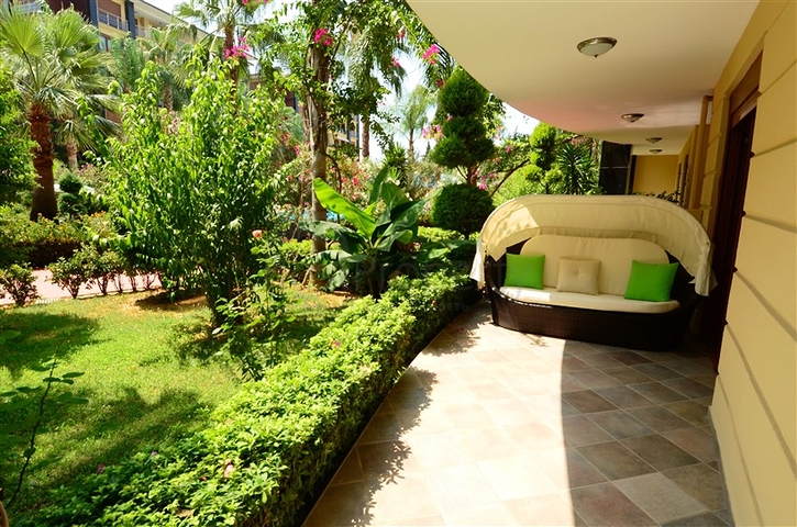 شقة مع حديقة في مجمع مميز على البحر