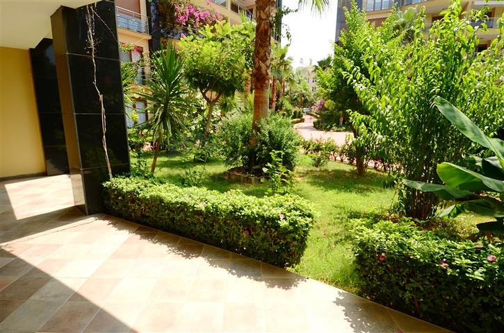 شقة مع حديقة في مجمع مميز على البحر