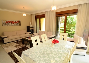 شقة مع حديقة في مجمع مميز على البحر