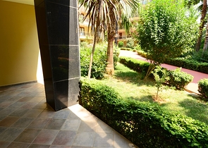 شقة مع حديقة في مجمع مميز على البحر