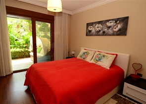 شقة مع حديقة في مجمع مميز على البحر