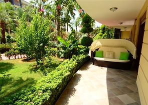 شقة مع حديقة في مجمع مميز على البحر