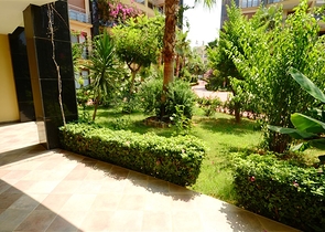 شقة مع حديقة في مجمع مميز على البحر