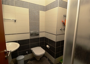 شقة مع حديقة في مجمع مميز على البحر