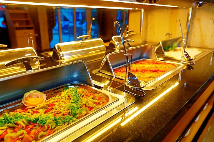 اوتيل اربع نجوم في وسط الانيا