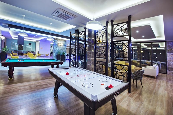 شقة غرفة و صالة للايجار في مجمع عصري 