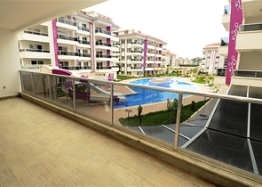 شقة في مجمع مميز في  كاستل الانيا