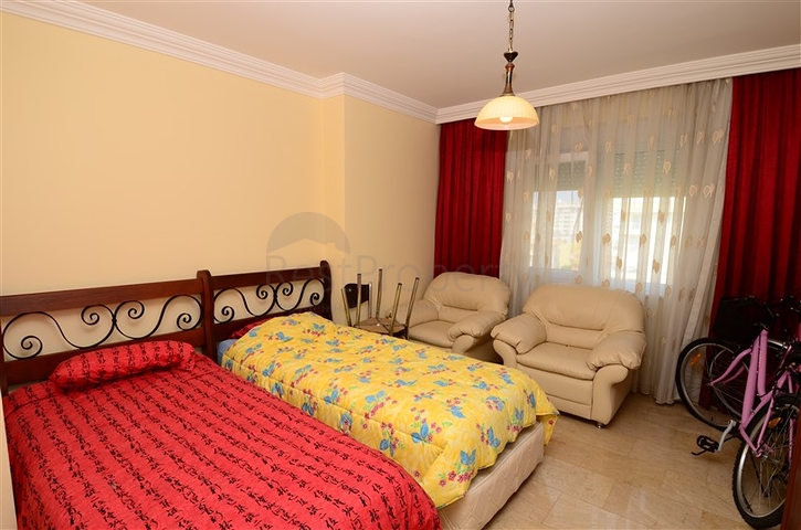 شقة واسعة ثلاثة غرف و صالة في محمودلار