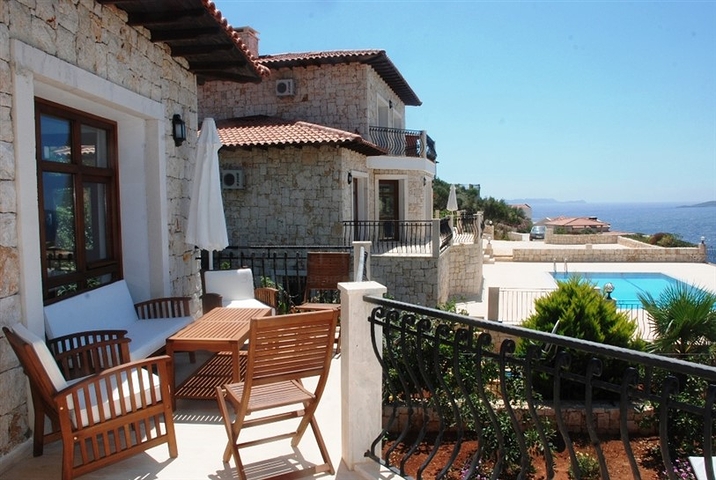 فيلا في كاش باطلالة على البحر