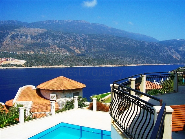 فيلا في كاش باطلالة على البحر