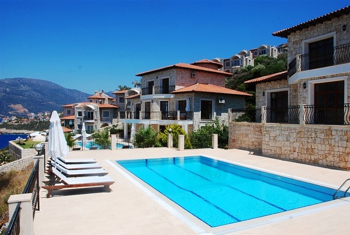 فيلا في كاش باطلالة على البحر