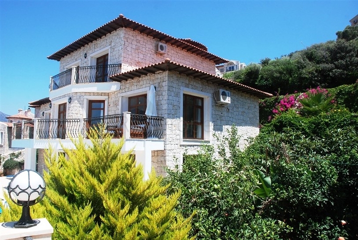 فيلا في كاش باطلالة على البحر