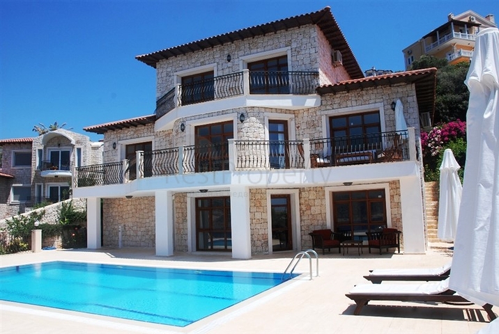 فيلا في كاش باطلالة على البحر