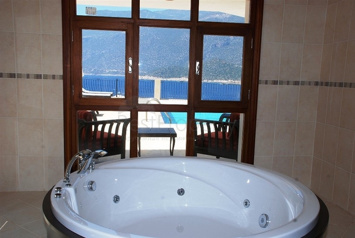 فيلا في كاش باطلالة على البحر