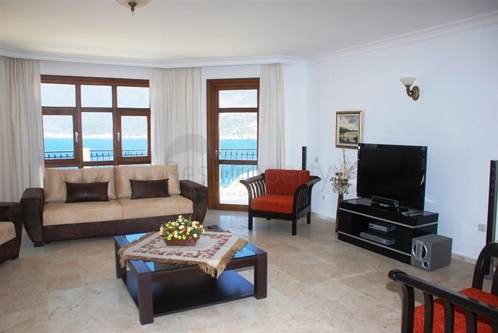 فيلا في كاش باطلالة على البحر