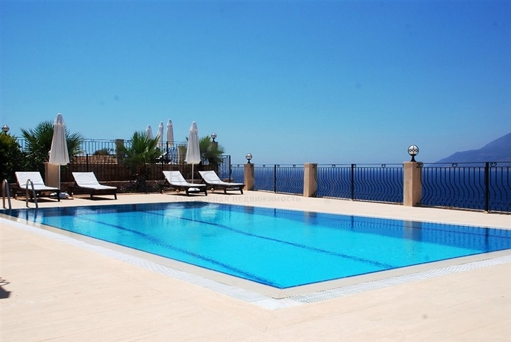 فيلا في كاش باطلالة على البحر