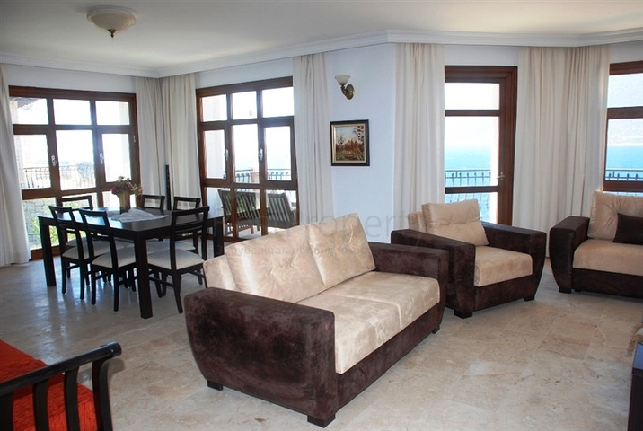 فيلا في كاش باطلالة على البحر