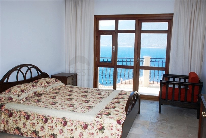 فيلا في كاش باطلالة على البحر