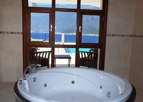 فيلا في كاش باطلالة على البحر