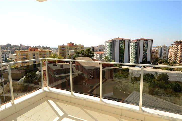 شقة مكونة من اربع غرف نوم ضمن مجمع عصري