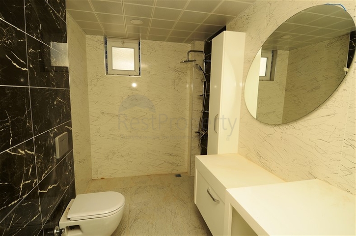 شقة مكونة من اربع غرف نوم ضمن مجمع عصري